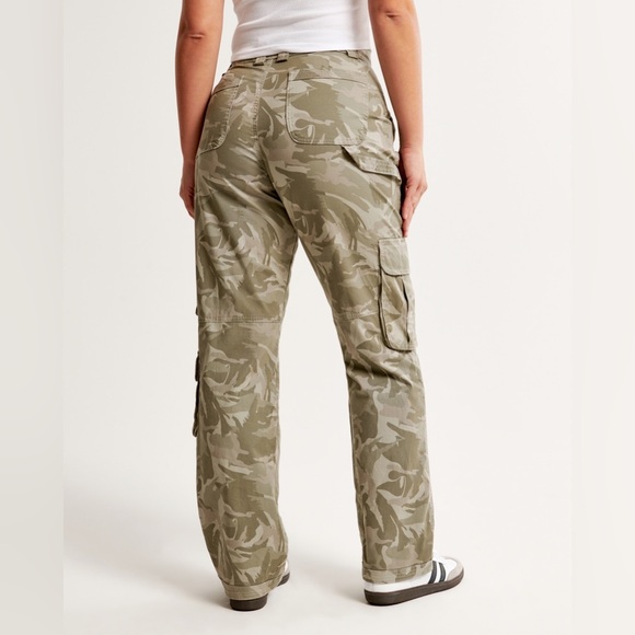 Women’s Abercrombie & Fitch - Curve Love- Relaxed Fit - Camo Cargo Pants - Picture 2 of 7